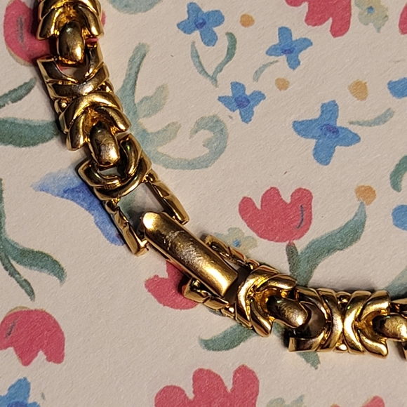 NAPIER Vintage Gold-tone Linked Bracelet w/ Clasp Closure - Picture 4 of 11